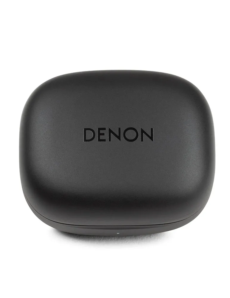 Czarny, zaokrąglony futerał z wytłoczonym na górze napisem "DENON". Futerał prawdopodobnie na słuchawki.
