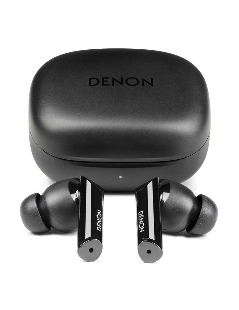 Czarne słuchawki douszne Denon i etui ładujące. Etui jest nad słuchawkami, z logo Denon. Słuchawki są na dole.