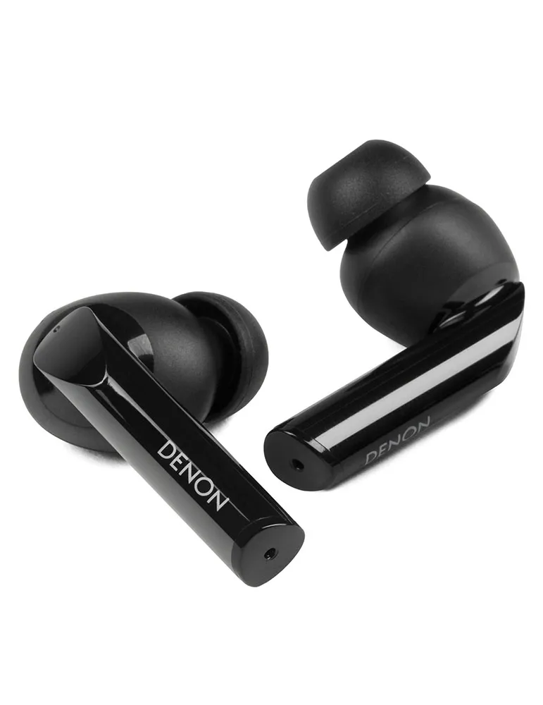Dwa czarne bezprzewodowe słuchawki douszne Denon na białym tle. Każdy słuchawka ma trzon z nazwą marki.