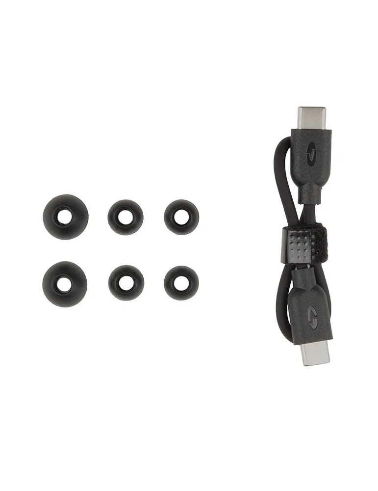 Czarne końcówki do uszu i czarny kabel USB-C na białym tle. Końcówki do uszu są w dwóch rzędach. Kabel jest złożony.