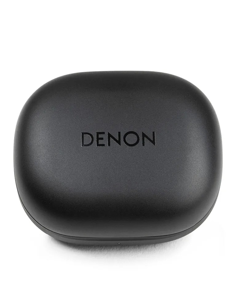 Czarne etui ładujące Denon jest wyśrodkowane na białym tle. Nazwa marki jest wydrukowana wielkimi literami na etui.