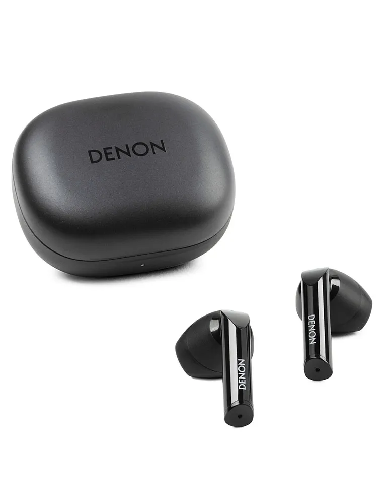 Czarne słuchawki Denon i etui ładujące na białym tle. Etui jest owalne, z logo Denon. Słuchawki są błyszcząco czarne.