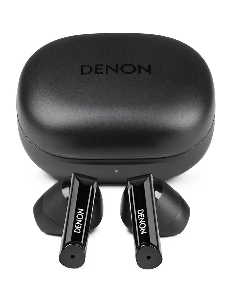 Czarne bezprzewodowe słuchawki douszne Denon z etui ładującym. Na etui widnieje nazwa marki, a słuchawki są obok.