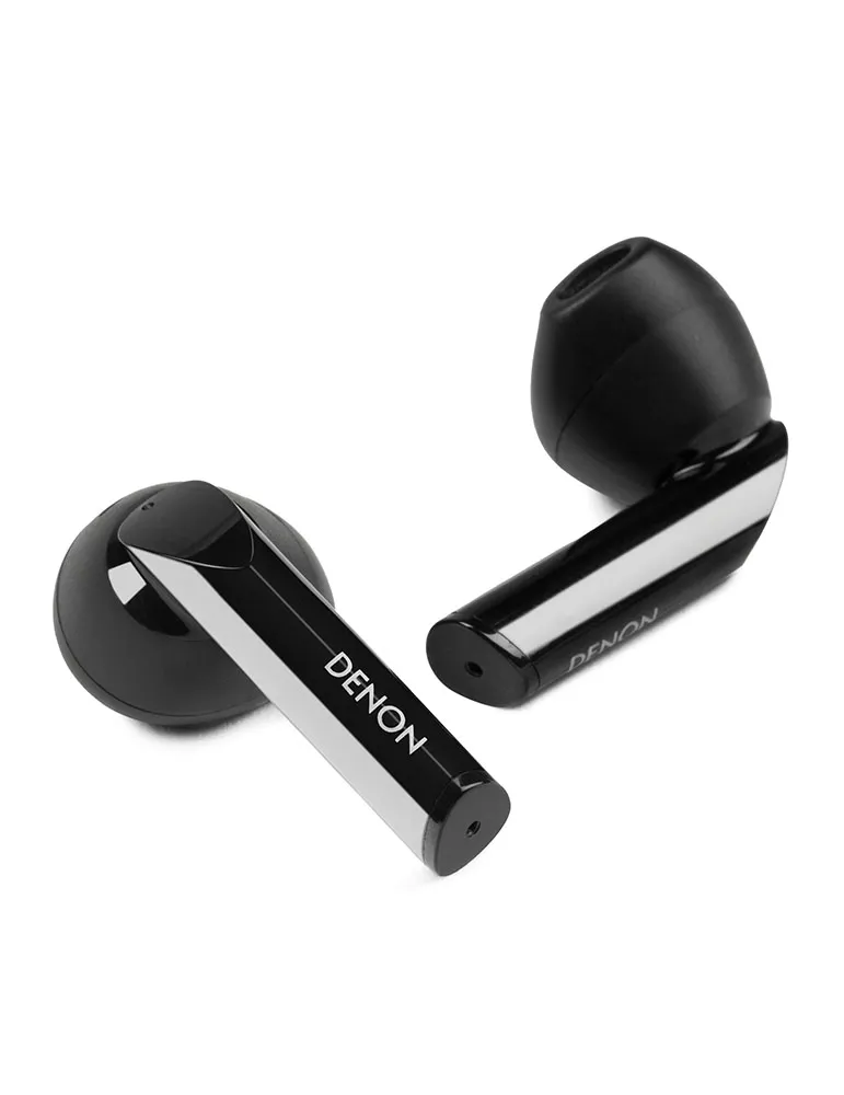 Dwa czarne słuchawki douszne Denon na białym tle. Każda słuchawka ma czarną wkładkę douszną i srebrno-czarną nóżkę z napisem "DENON".