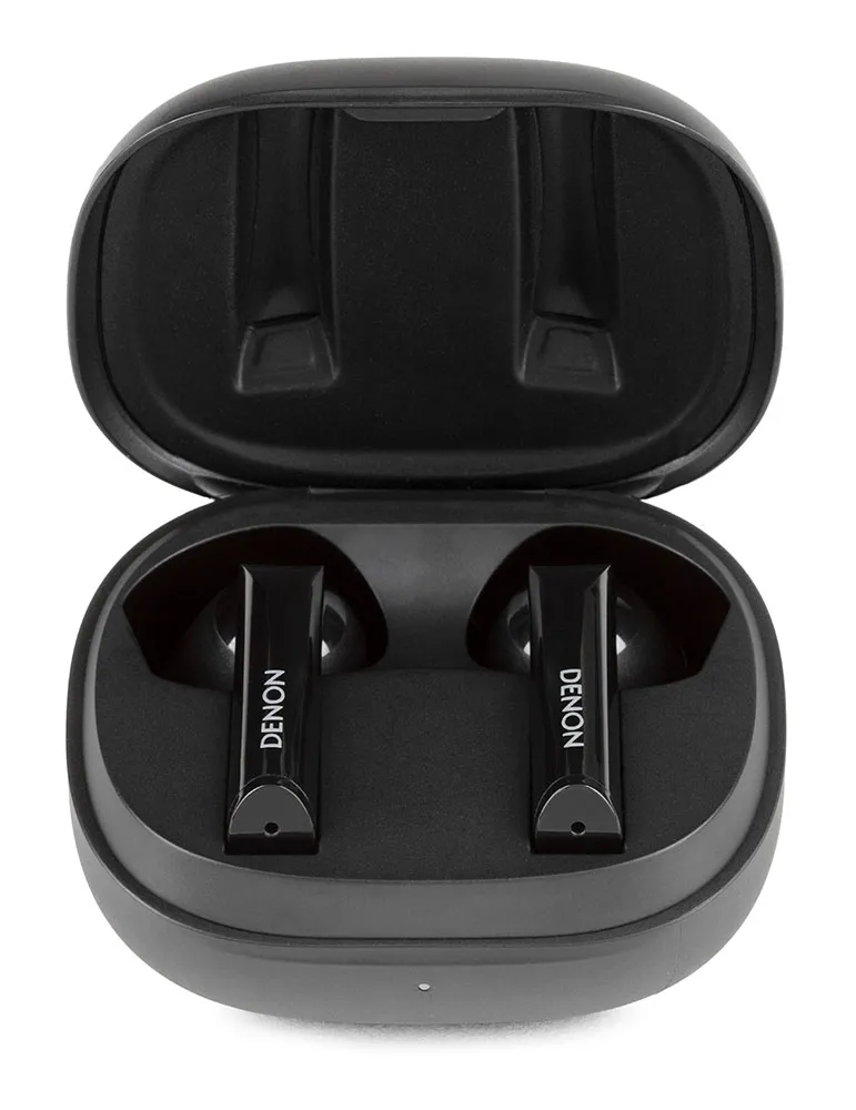 Czarne słuchawki Denon w otwartym czarnym etui ładującym na białym tle. Słuchawki są pionowe, a etui owalne.