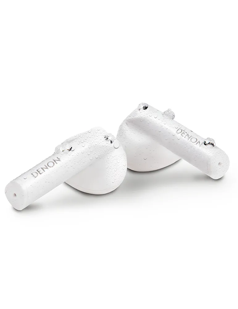 Dwa białe słuchawki Denon z kroplami wody, na białym tle. Słuchawki są skierowane w prawo.