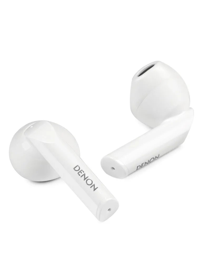 Dwa białe słuchawki Denon na białym tle. Na każdym słuchawce nadrukowane logo Denon. Widok z bliska.