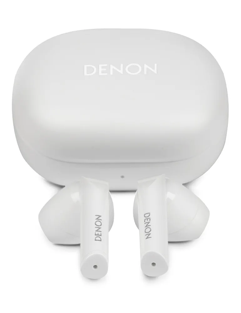Białe słuchawki douszne i etui ładujące Denon na białym tle. Na etui znajduje się nazwa marki. Słuchawki są poza etui.