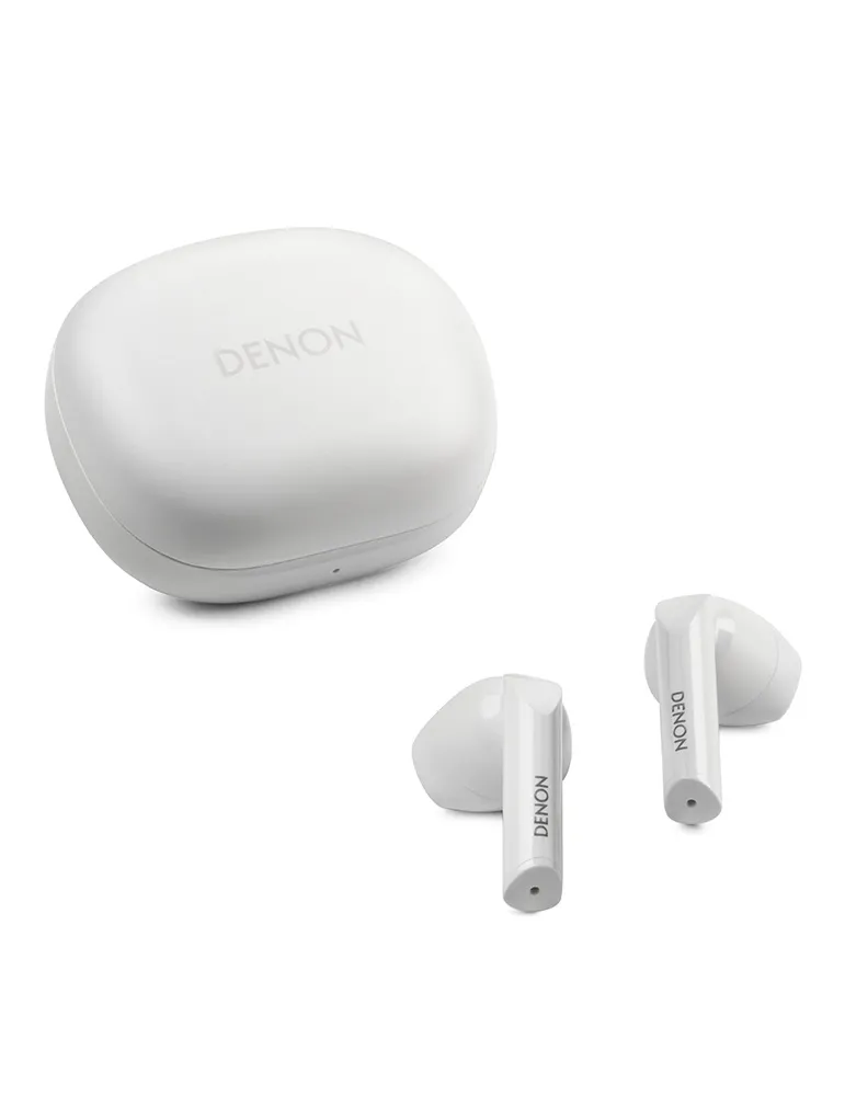 Białe bezprzewodowe słuchawki douszne Denon i etui ładujące na białym tle. Etui jest zamknięte, a słuchawki oddzielne.