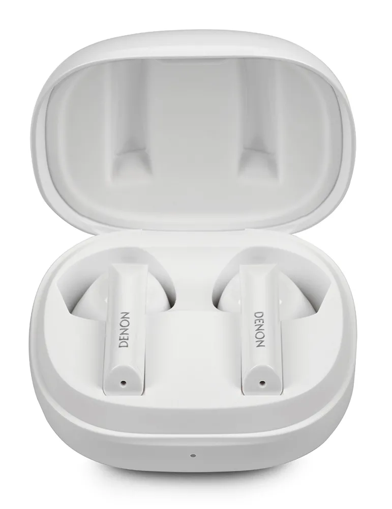 Białe słuchawki douszne Denon w otwartym białym etui. Etui i słuchawki są nieskazitelne. Logo Denon jest widoczne na słuchawkach.