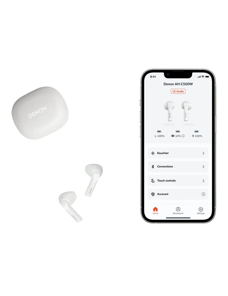 Białe słuchawki douszne Denon, etui ładujące i smartfon z interfejsem aplikacji. Aplikacja pokazuje poziomy baterii i ustawienia.