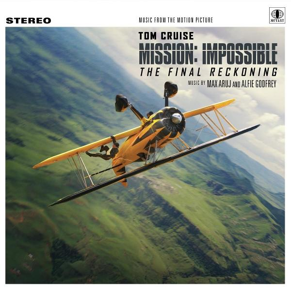 Egy sárga, fekete jelzésű kétfedelű repülőgép zöld táj felett repül. A "Mission: Impossible" cím látható.