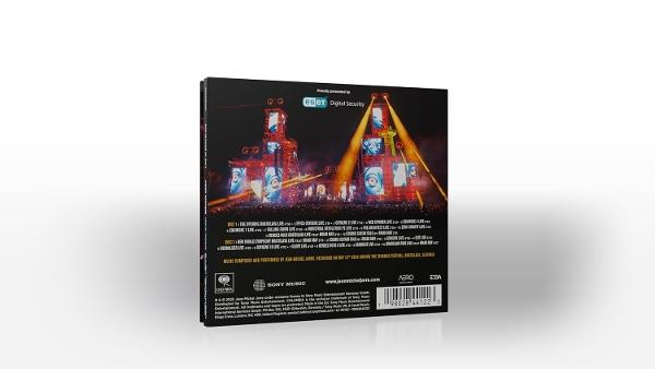 CD-tok hátulja, egy színpaddal, fényekkel és képernyőkkel. A szöveg a dalcímeket és a stáblistát sorolja fel. Bemutatja az ESET Digital Security.