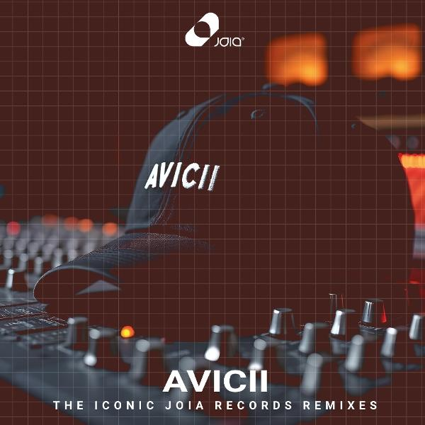 Bild eines DJ-Setups mit einer Kappe mit der Aufschrift AVICII. Der Hintergrund hat Lichter und ein Gitter. Der Text unten lautet The Iconic Joia Records Remixes