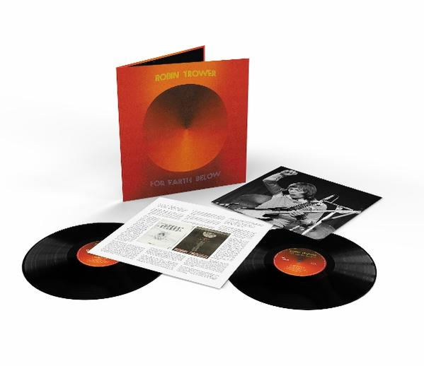 Albumcover mit Orange- und Rottönen. Zwei Schallplatten, ein Booklet und Albumkunst werden angezeigt. Das Album trägt den Titel „For Earth Below“.