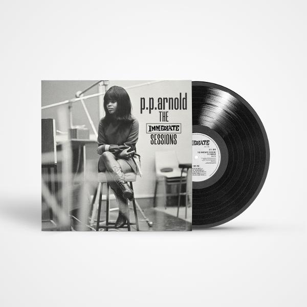 Schwarz-Weiß-Bild des P.P. Arnold-Albums. Sie sitzt auf einem Hocker, Albumcover und Schallplatte liegen neben ihr.