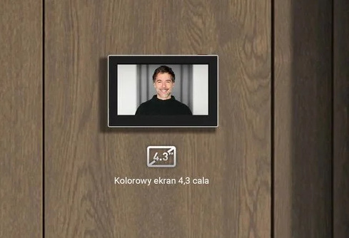 Wideodomofon wyświetla mężczyznę. Poniżej mała ikona z "4.3" i tekstem po polsku. Tło drewnianych drzwi.