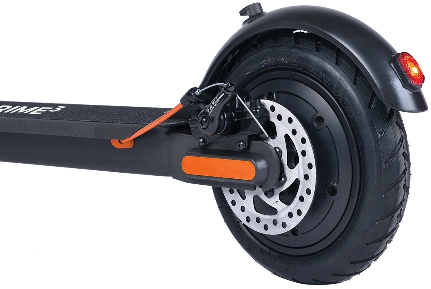 Zbliżenie koła hulajnogi elektrycznej. Widoczne: opona, hamulec tarczowy, pomarańczowe detale, tylne światło.