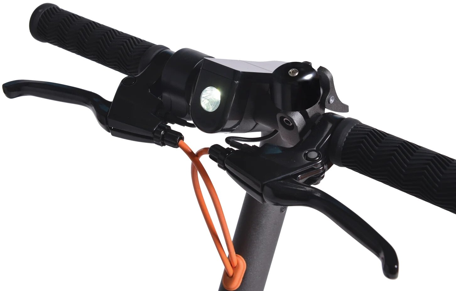 Zbliżenie kierownicy skutera. Czarne uchwyty, dźwignie hamulca i centralne światło. Pomarańczowy kabel widoczny. Tło jest rozmyte.