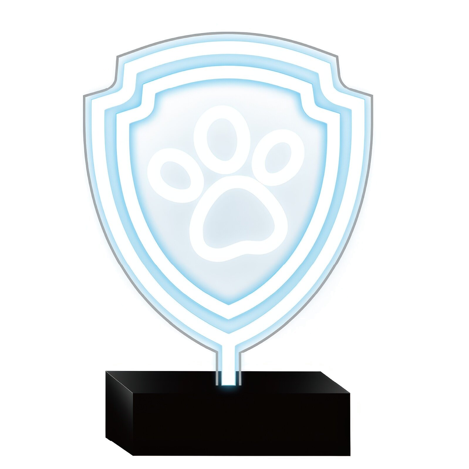 Emblemat w kształcie tarczy. Wewnątrz odcisk łapy. Tarcza jest niebieska z białym obrysem. Podstawa to czarny prostokąt.