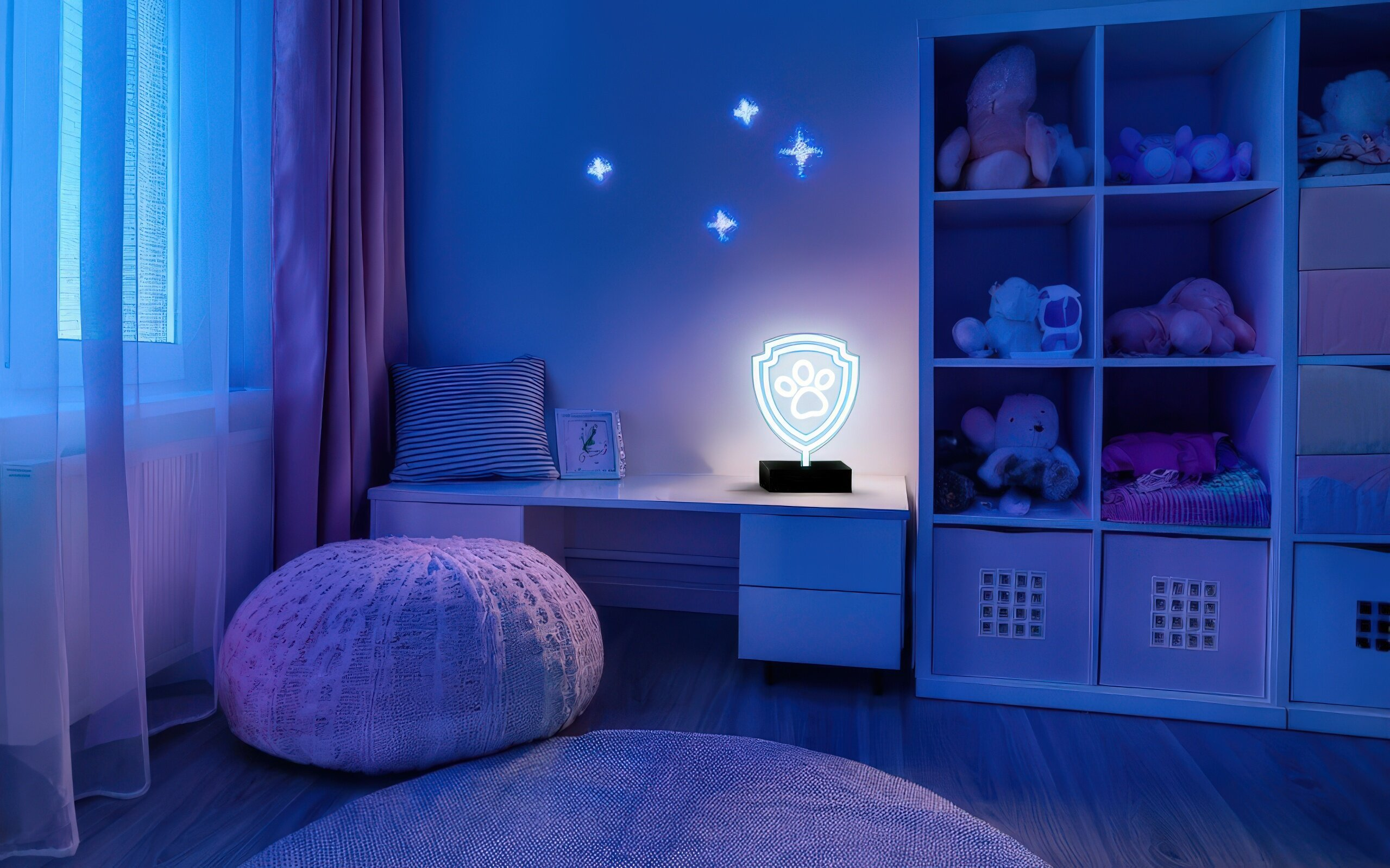 Pokój z podświetlanym znakiem Paw Patrol, gwiazdami, półkami z zabawkami, pufą i oknem z zasłonami.
