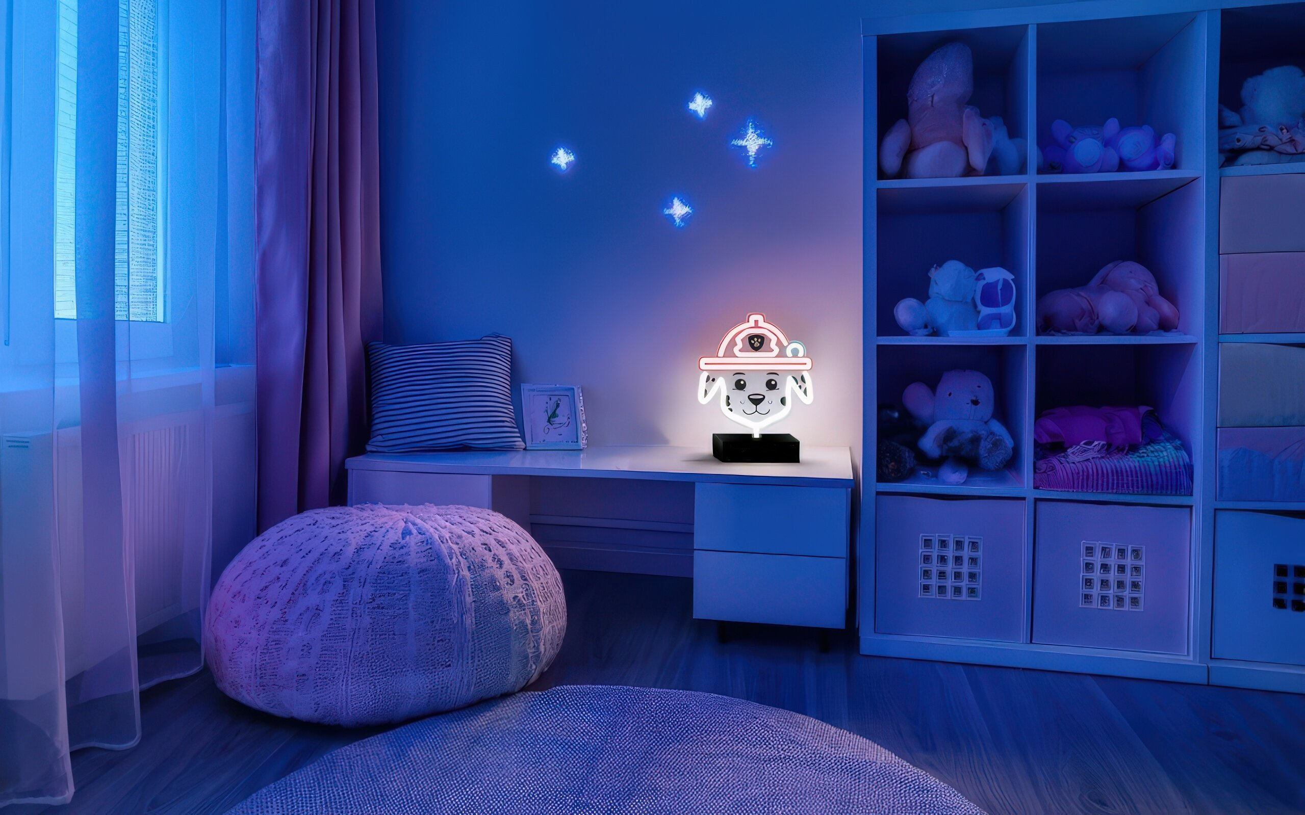 Pokój z lampą Marshalla, gwiazdkami, pufem, biurkiem i półką z pluszakami. Pokój ma niebieskie i fioletowe odcienie.
