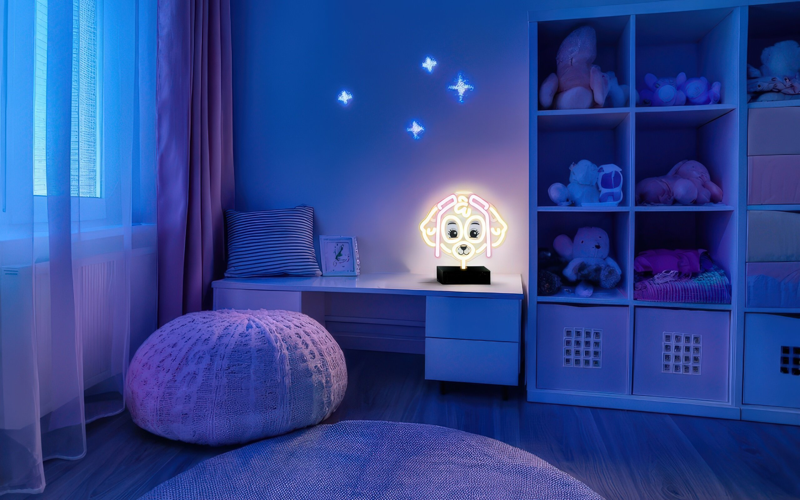 Pokój z świecącą lampą psa, gwiazdkami, zabawkami na półkach i dużym dzianinowym pufem.