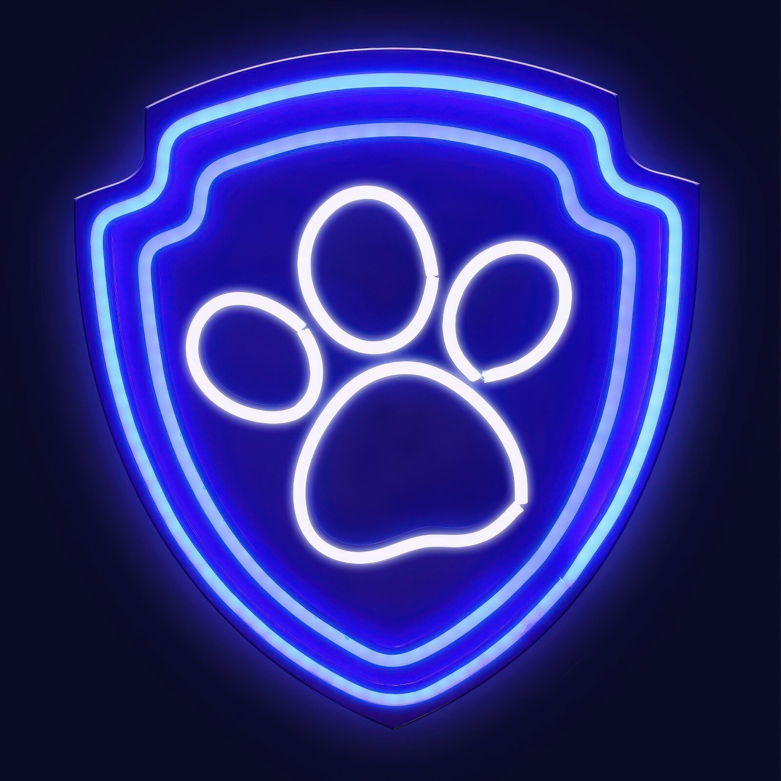 Niebieski neonowy znak tarczy z odciskiem łapy pośrodku. Biały neon obrysowuje łapę i kształt tarczy.