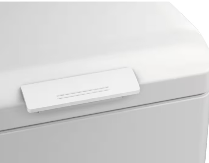 Zbliżenie białego urządzenia z prostokątną pokrywą i srebrnym detalem liniowym. Powierzchnia jest gładka i czysta.