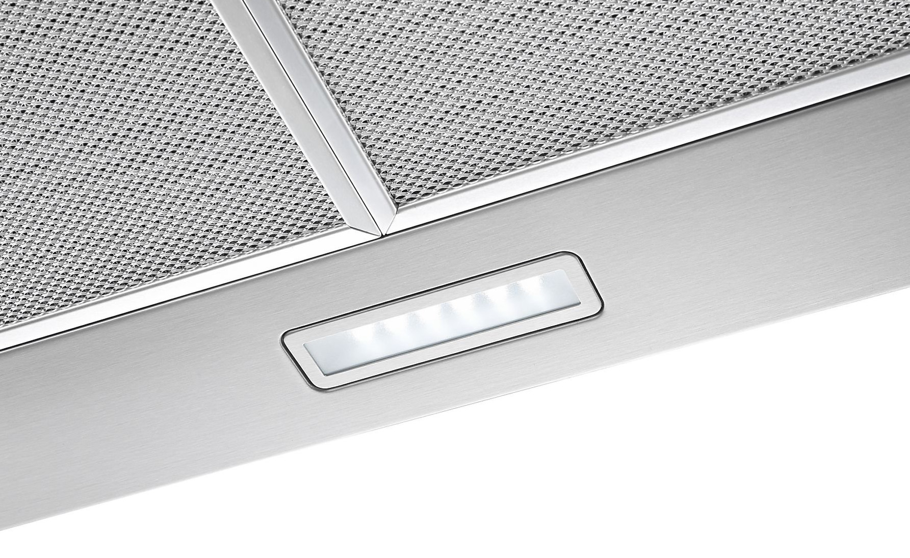 Zbliżenie okapu ze stali nierdzewnej. Posiada metalowy filtr siatkowy, panel świetlny i błyszczące metalowe wykończenie.