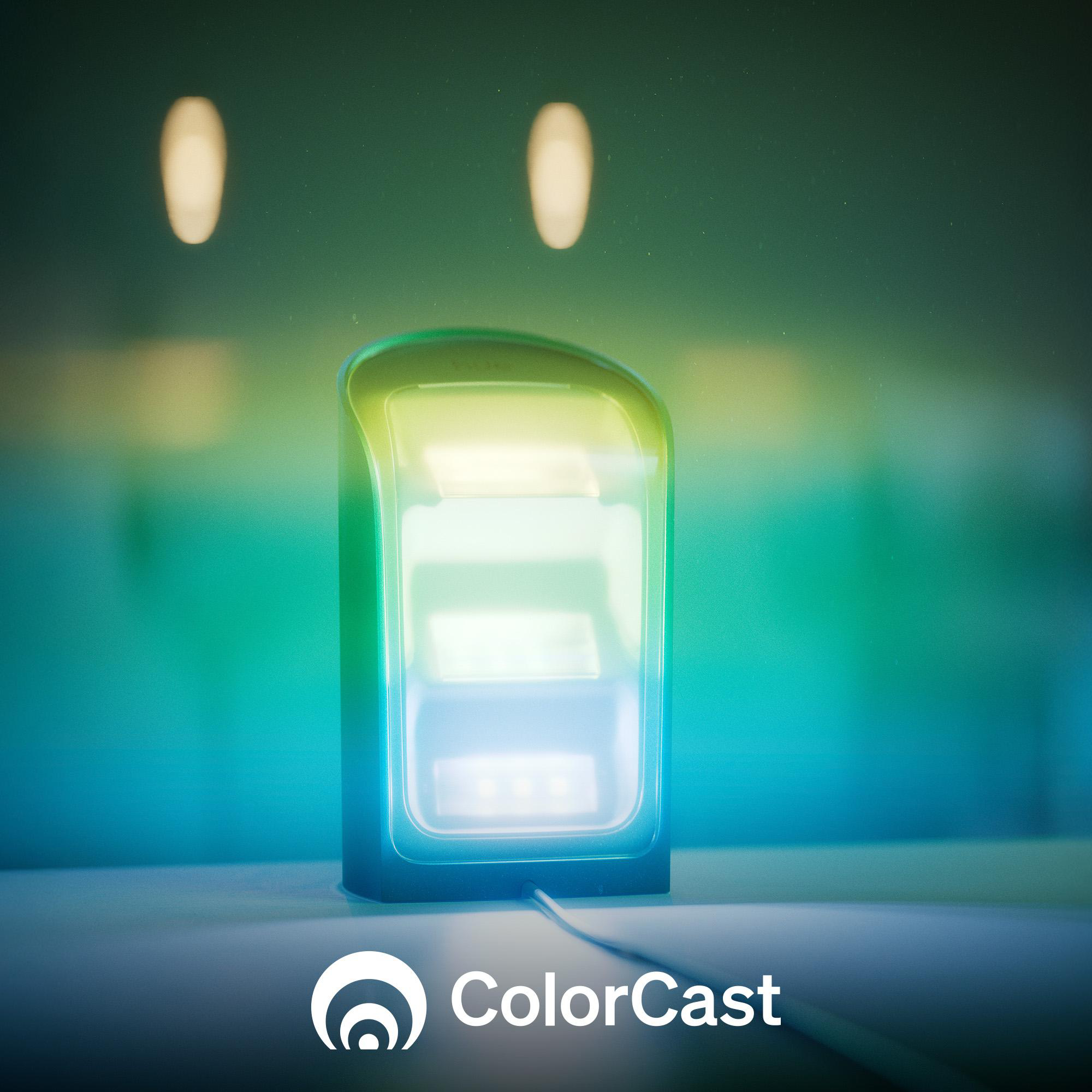 Ein leuchtendes ColorCast-Gerät steht auf einem Tisch. Es ist mehrfarbig mit einem Farbverlauf. Der Hintergrund ist ebenfalls ein Farbverlauf.