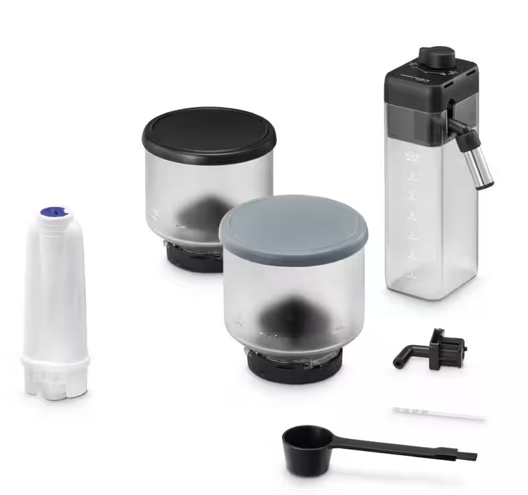 Różne części ekspresu do kawy są wyświetlane na białej powierzchni. Obejmują one pojemniki, filtr wody, miarkę i inne elementy.