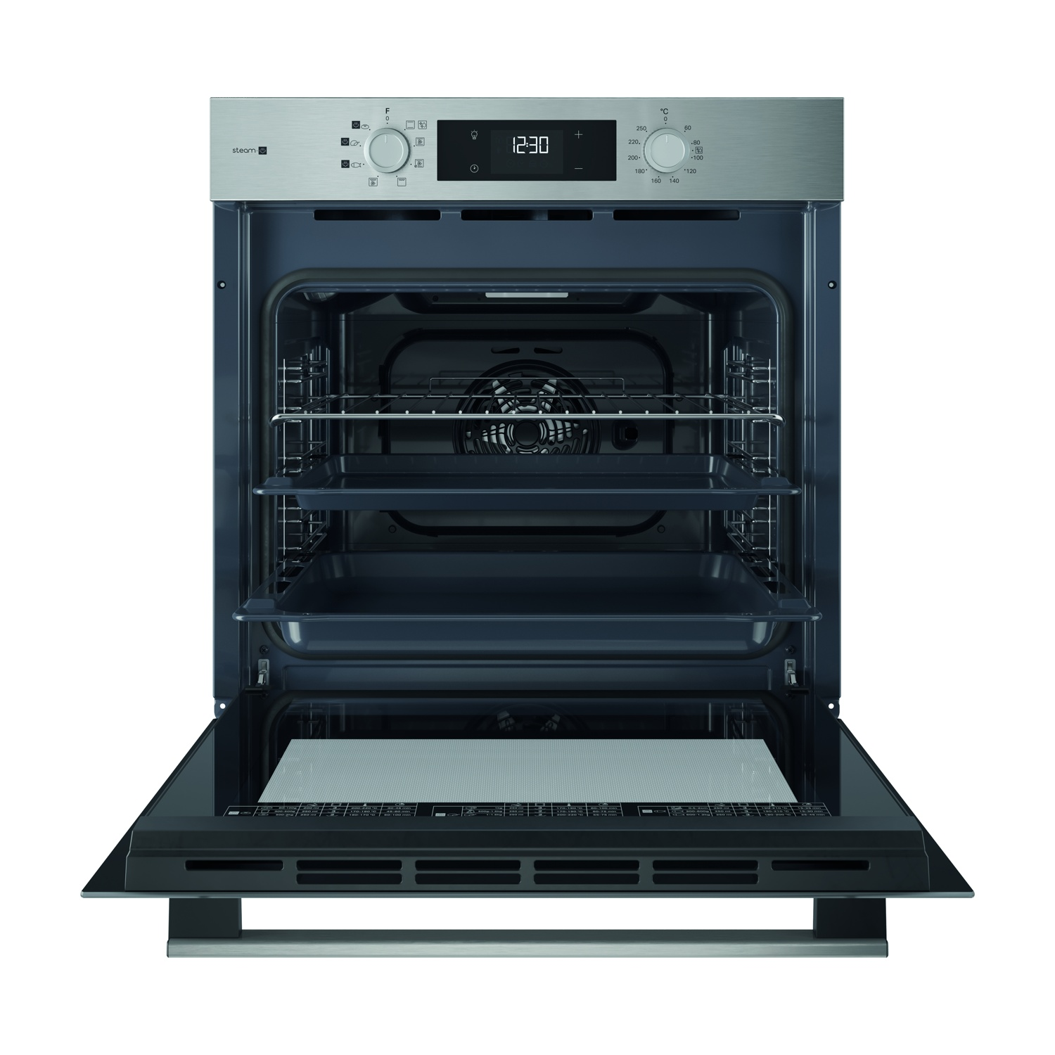 Un forno aperto con griglie interne e una teglia. Lo sportello del forno è aperto, rivelando l'interno. Il pannello mostra l'ora.