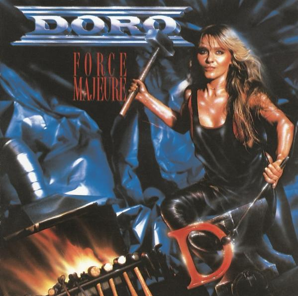 Kalapáccsal a kezében egy nő az üllőn. A Doro Force Majeure album borítója. Kék fém háttér, lángokkal és D betűvel.