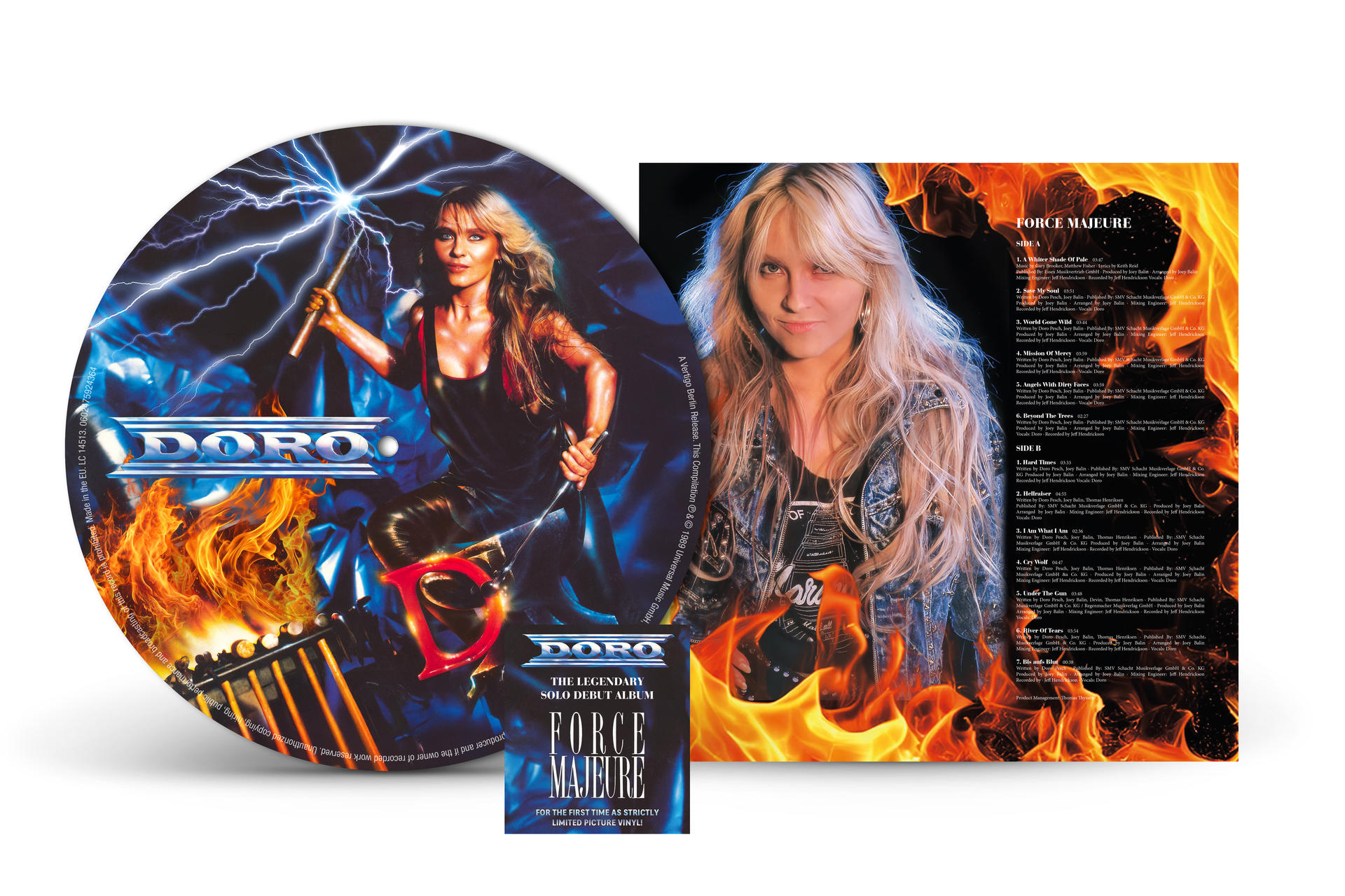 Album borító. Doro Pesch villámokkal tart egy botot, lángok a háttérben, és a 'Force Majeure' album címe.