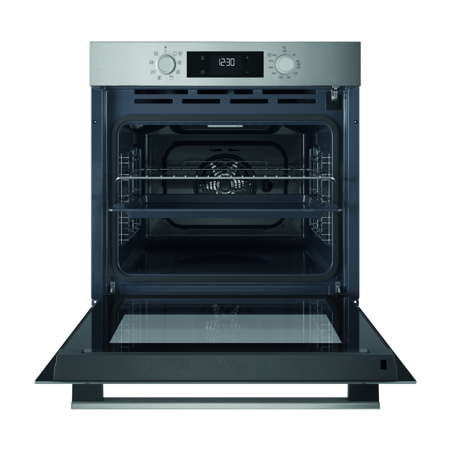 Un forno aperto, rifiniture in acciaio inox, display orologio digitale 12:30, interno con griglie e ventola, porta aperta con vetro.