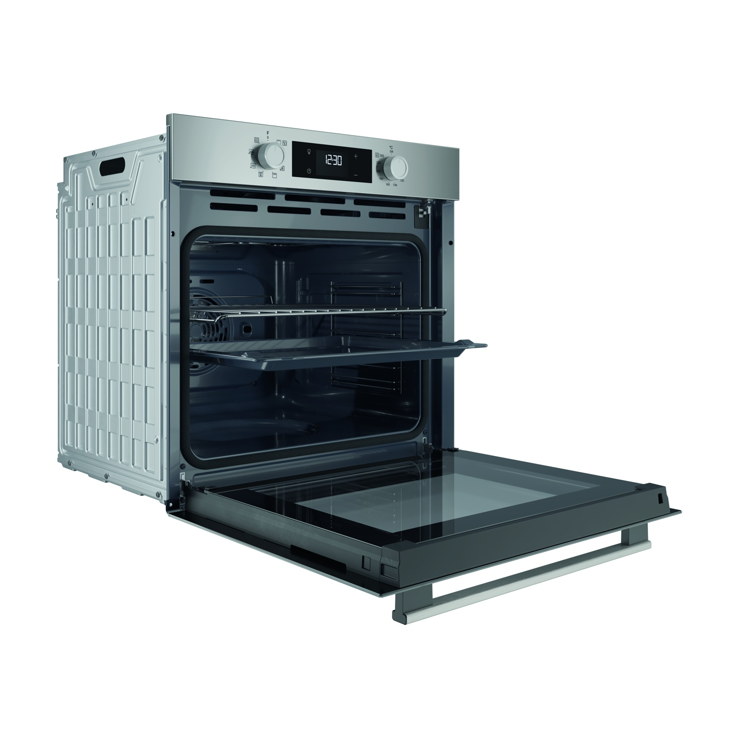 Un forno aperto mostra griglie interne e un vassoio. La porta è aperta, rivelando un pannello di vetro. Sono visibili controlli e un orologio digitale.