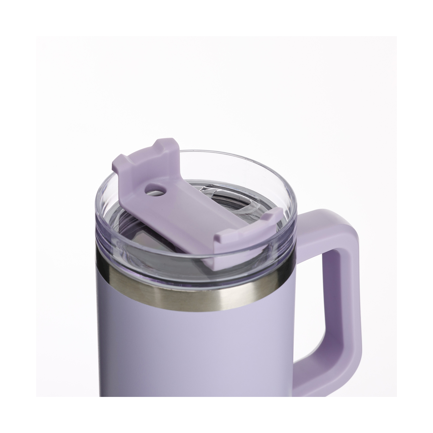 Una tazza da viaggio color lavanda con manico. Ha un coperchio trasparente con un coperchio ribaltabile lavanda. Lo sfondo è bianco.