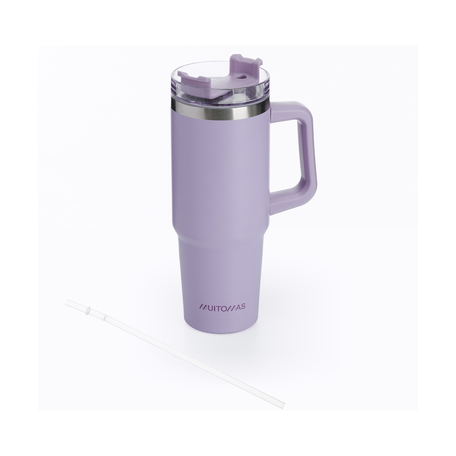 Un bicchiere color lavanda con manico e coperchio. Una cannuccia si trova vicino al bicchiere. Sul bicchiere c'è la scritta 'MUITO/AS'.