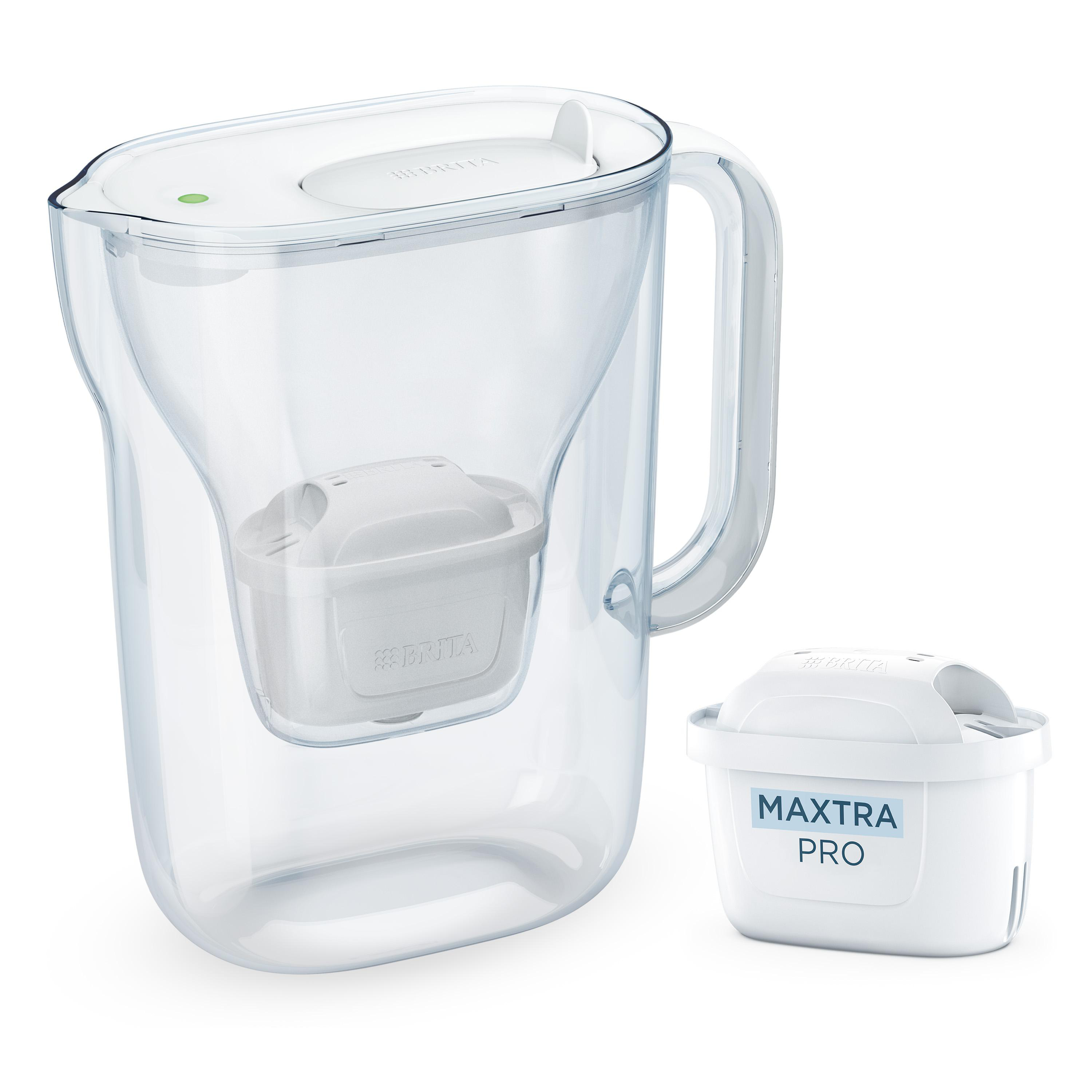 Ein klarer Wasserfilterkrug mit weißem Filter und zusätzlichem Filter. Der Krug hat einen Griff und der Filter ist beschriftet.