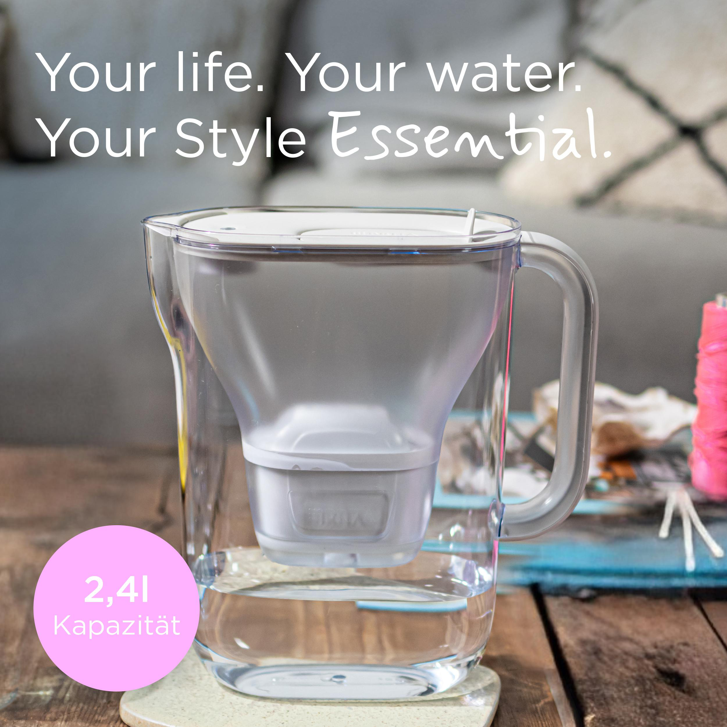 Wasserfilter-Krug mit Wasser. Text: Your life. Your water. Your Style Essential. Rosa Kreis: 2,4l Kapazität.