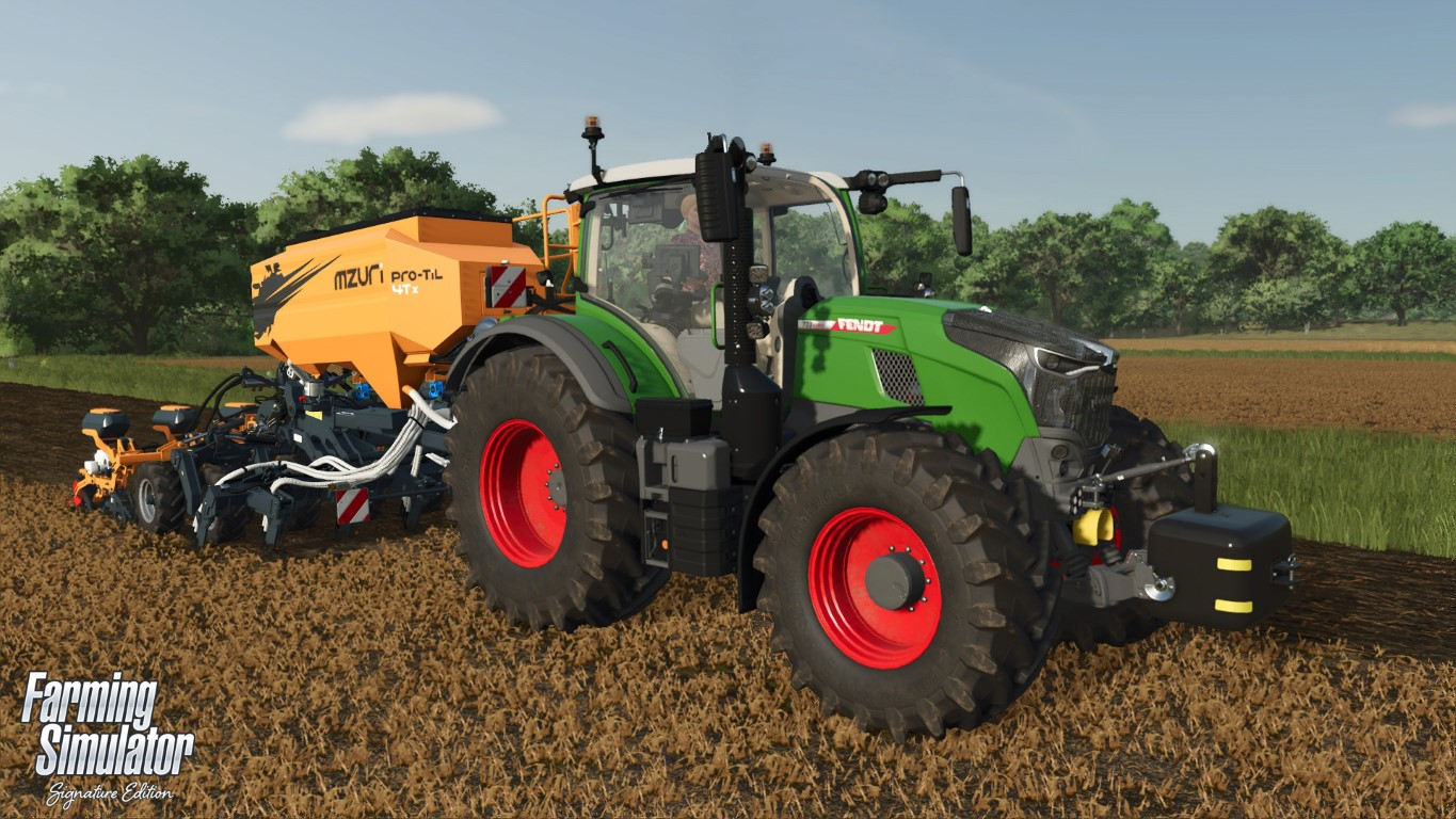 Zielony traktor Fendt z pomarańczową sadzarką, orzący pole. Drzewa i błękitne niebo w tle. Logo Farming Simulator na dole.