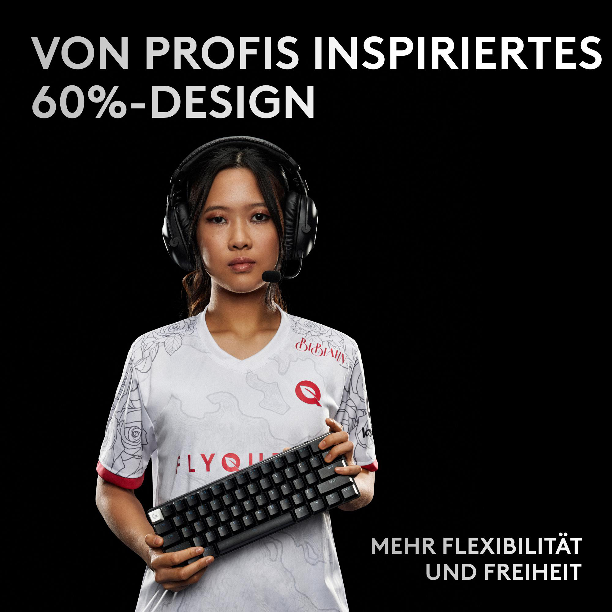 Frau hält Tastatur, trägt Headset. Text: 60 % Design, Mehr Flexibilität und Freiheit. Hintergrund ist schwarz.