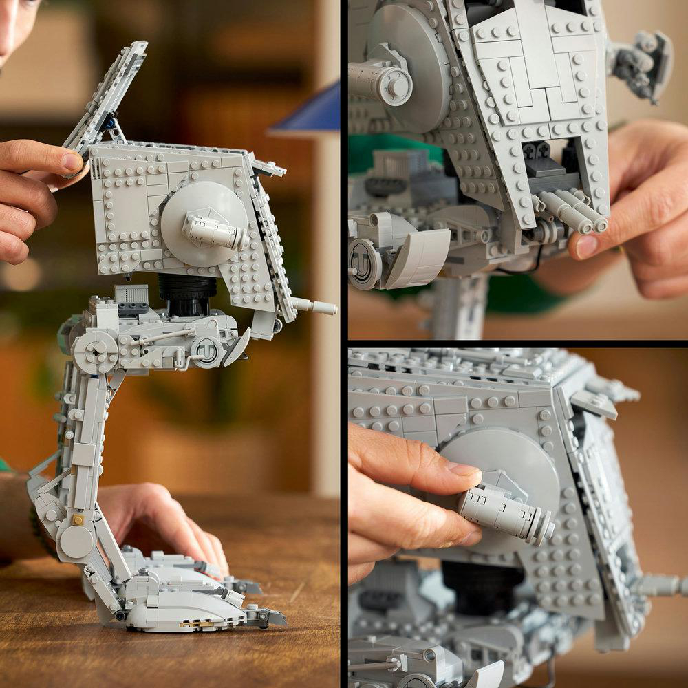 Ein Lego AT-ST-Modell wird zusammengebaut. Die Hände einer Person werden beim Bau des Modells gezeigt. Das Modell ist grau und steht auf einer Holzoberfläche.