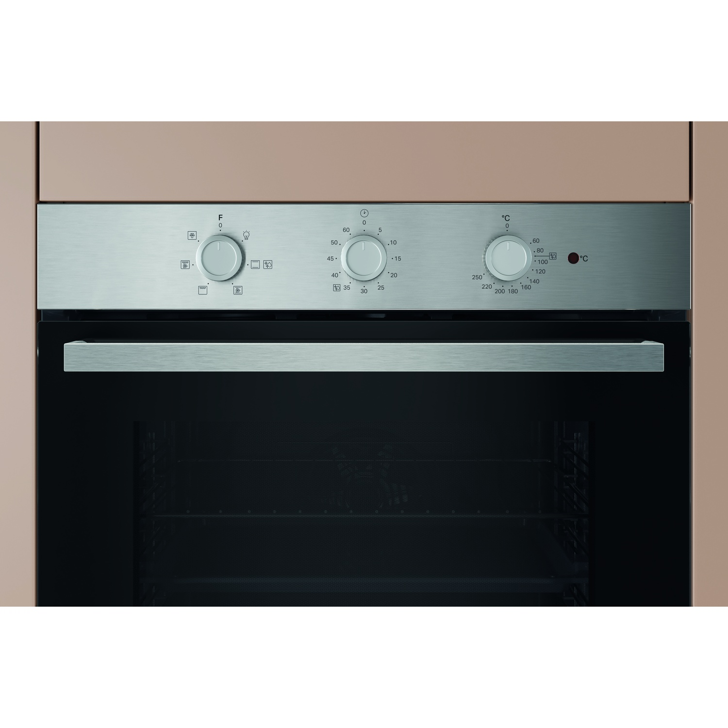 Primo piano di un forno. Ha un pannello in acciaio inox con manopole e quadranti della temperatura. Lo sportello del forno è nero.