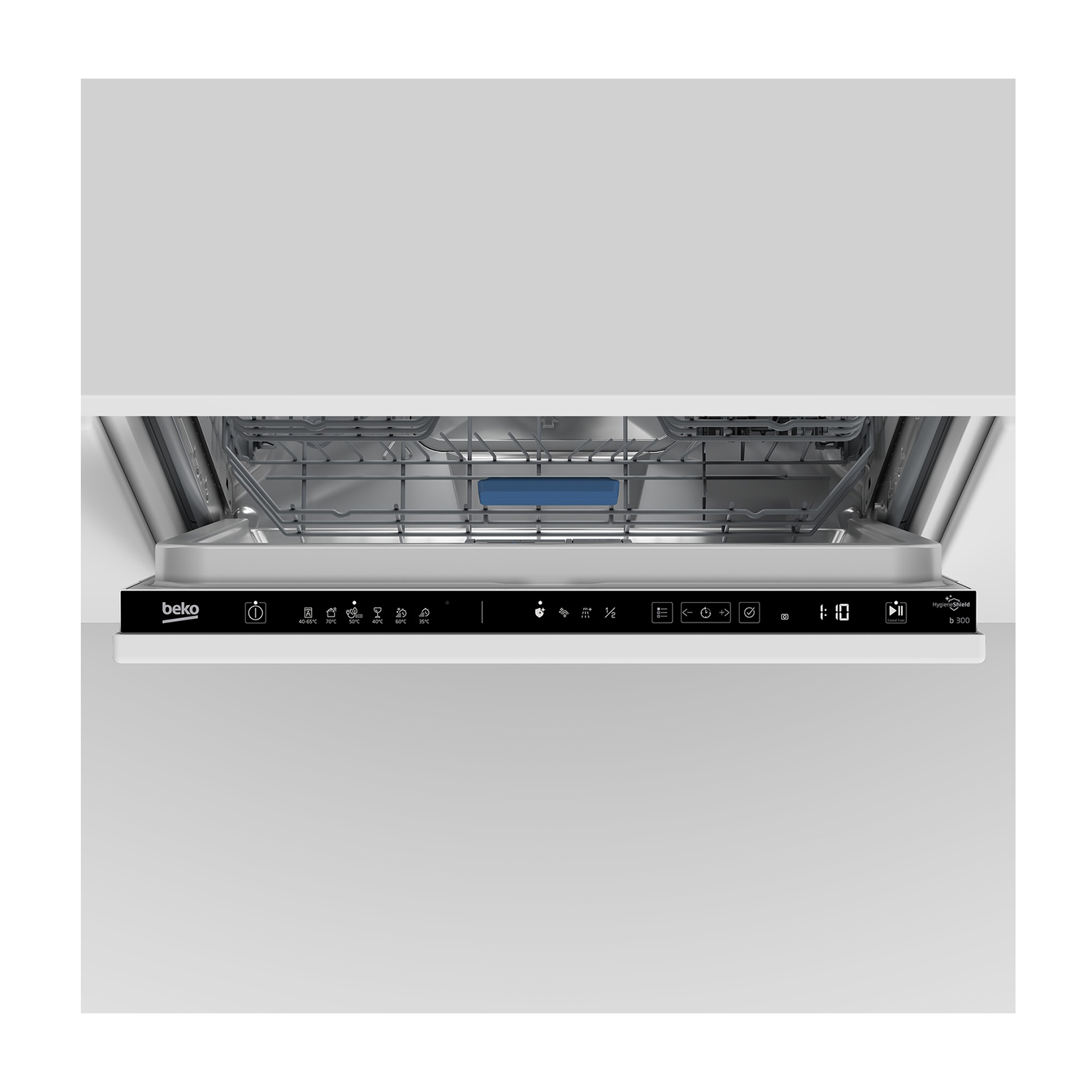 Una lavastoviglie Beko con la porta aperta. Il pannello di controllo è nero, con vari pulsanti e un display digitale. L'interno ha ripiani.