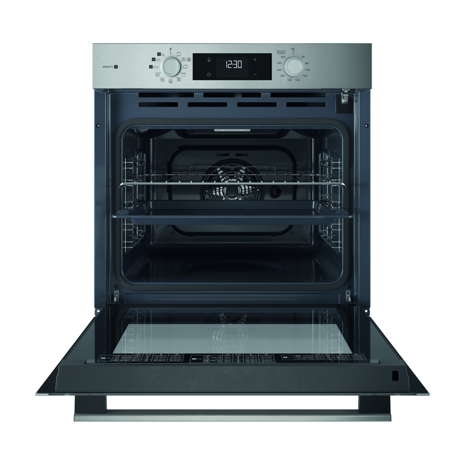 Un forno aperto con finitura in acciaio inox. La porta è aperta, rivelando griglie e una ventola. Il pannello mostra l'ora.