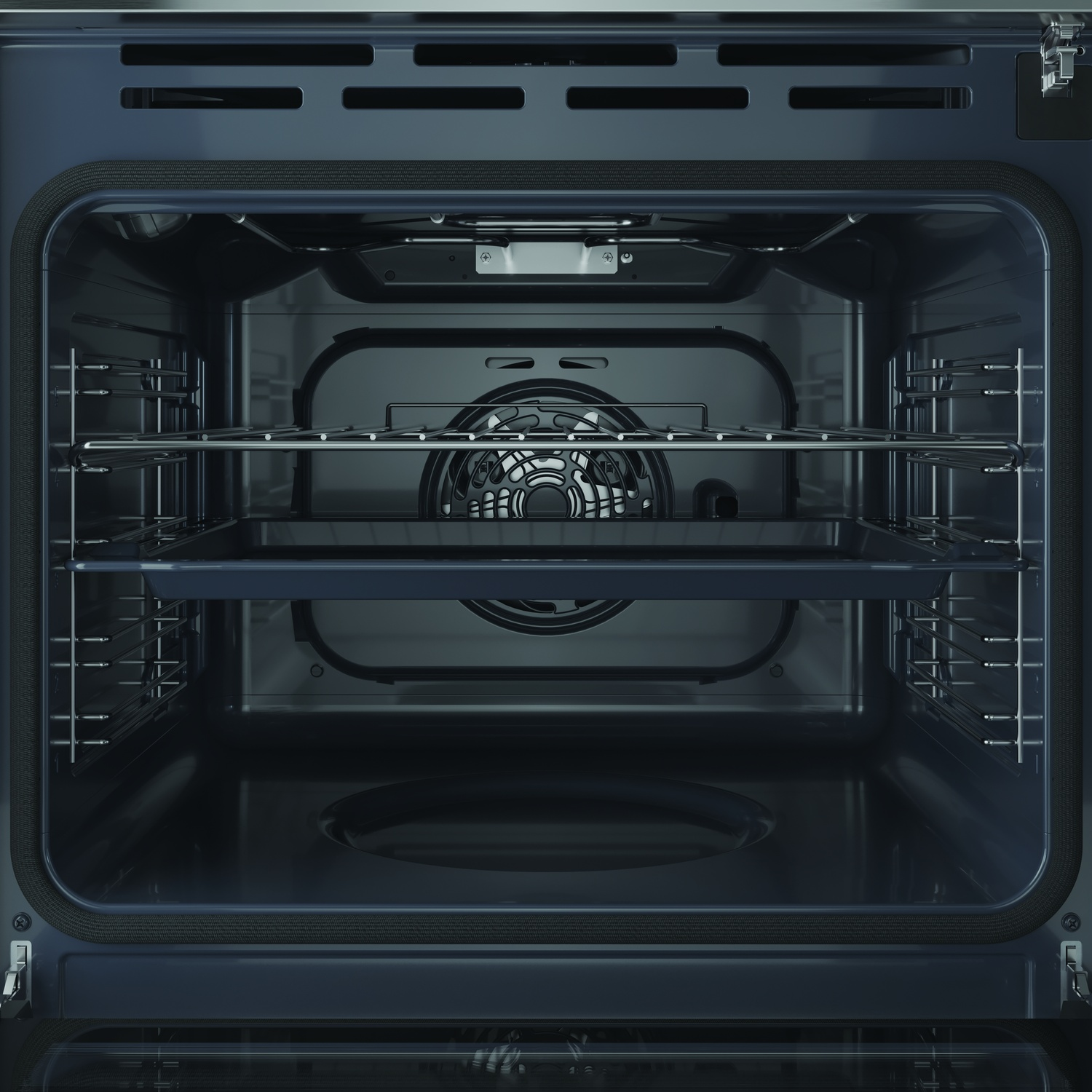 Interno di un forno, interno blu scuro. Ci sono griglie e una teglia. Una ventola è visibile sul retro. La porta del forno è aperta.