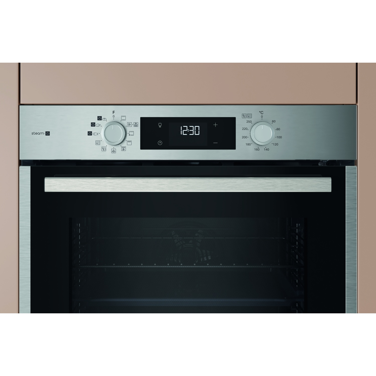 Forno con display digitale 12:30. Manopole e termometro sul pannello metallico. Porta in vetro scuro. Cornice beige.