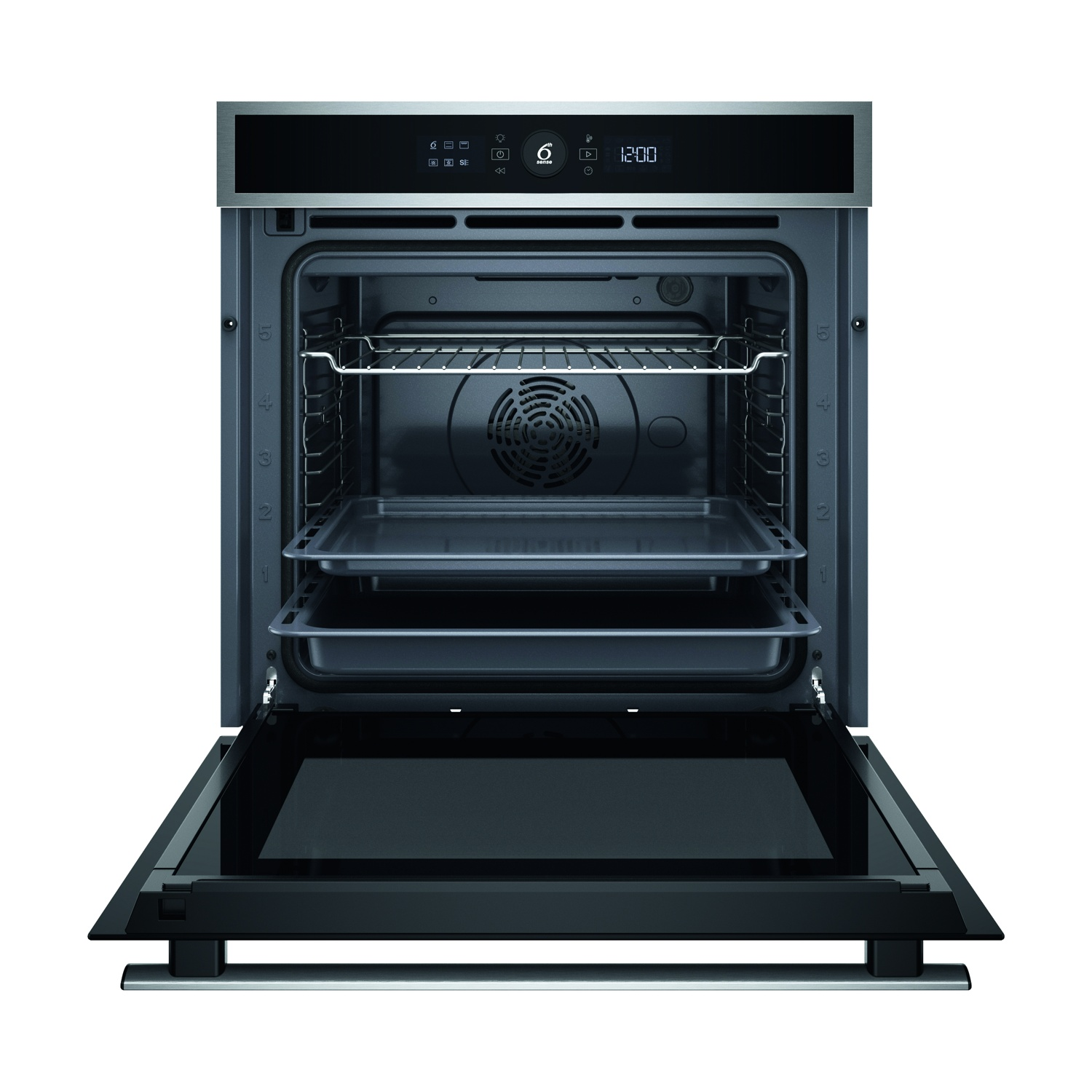 Un forno aperto con finitura in acciaio inossidabile. Ha una porta in vetro nero e un interno con vassoi e ventola.